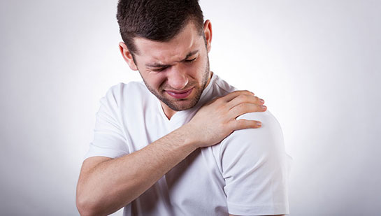 Man suffering from frozen shoulder before visiting Ohio chiropractor